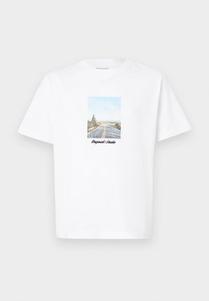 Bela bombažna majica s pokrajinsko grafiko ceste in pokrajine. Pod sliko je natisnjen napis "Originals Studio" v črni barvi.