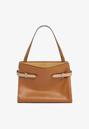 Borsa a mano in pelle marrone dal design strutturato, caratterizzata da una texture liscia, due manici in pelle chiara e dettagli in metallo color argento.