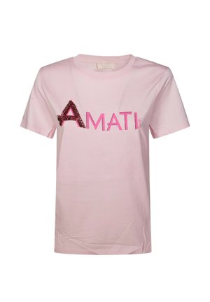 T-shirt rosa chiaro a maniche corte con lettera "A" di paillettes e scritta grassetto rosa "MATI" centrata sul davanti.