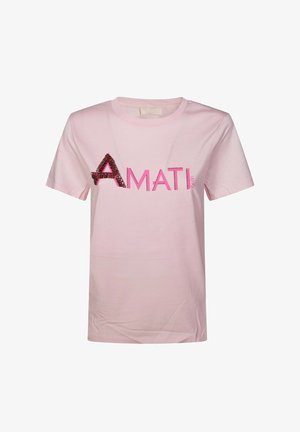 Lichtroze T-shirt met korte mouwen met pailletten letter "A" en dikke roze "MATI" tekst gecentreerd aan de voorkant.