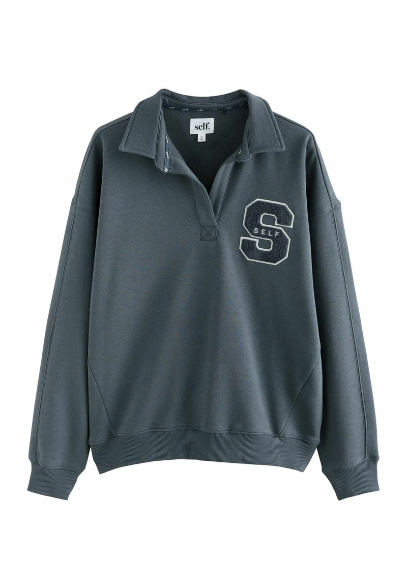 Sudadera gris oscuro con cuello tipo polo, bordado con la "S" en el pecho, puños acanalados y una textura suave. Presenta un ajuste casual y relajado.