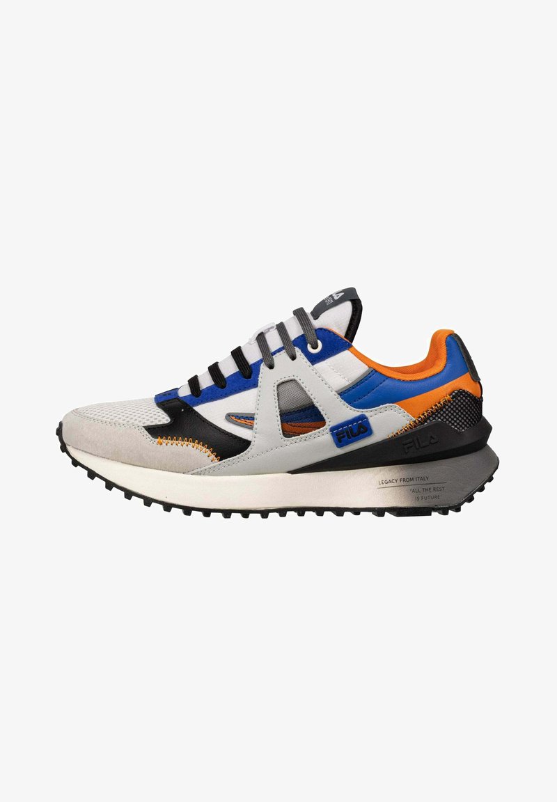 Baskets FILA pour homme en blanc, noir, bleu et orange avec mesh, panneaux en suède et semelle noire en caoutchouc texturée.