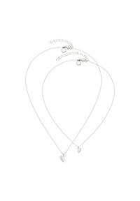 Zilveren gelaagde ketting met twee hartbedels, één groter en één kleiner, met een verstelbare ketting voor lengte-aanpassing.