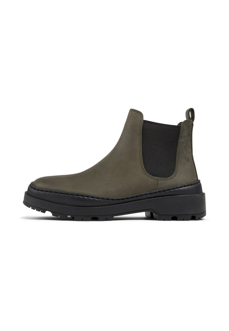 Botas Chelsea verde oliva con paneles laterales elásticos, una pestaña de tirón y una suela de goma negra con textura en el dibujo y costuras de contraste.