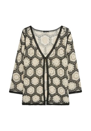Cárdigan de crochet negro y beige con patrones florales hexagonales, escote en V y mangas tres cuartos.
