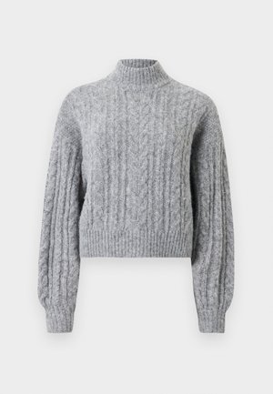 Lys grå kabelstrikket ullgenser med høy hals, lange puffede ermer og ribbede mansjetter og kant.