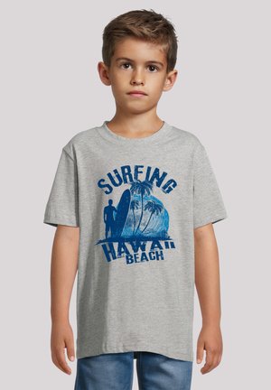 Graues Kurzarm-T-Shirt mit einem blauen Grafikmotiv von einem Surfer und Palmen sowie dem Text "Surfing Hawaii Beach". Mäßige Textur.