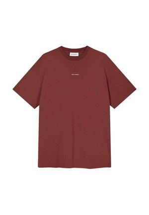 Bordeauxfärgad bomulls t-shirt med rund halsringning och korta ärmar. Den har en liten vit textetikett med "OH APRIL" på bröstet.