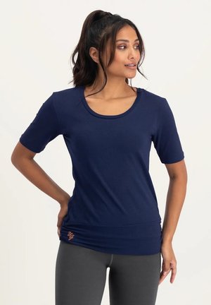 Dunkelblaues Kurzarmshirt mit Rundhalsausschnitt aus weichem Stoff, das eine taillierte Form und ein gerafftes Detail am Saum aufweist.