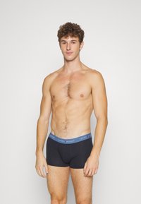 Tommy Hilfiger SIGNATURE TRUNK 3 PACK - Úzke boxerky - daring scarlet/iron blue/blue
