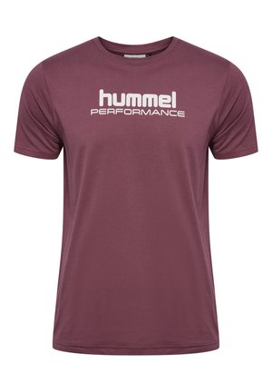 Donkerrood T-shirt met korte mouwen van zachte stof, met de tekst "hummel PERFORMANCE" in het wit, gecentreerd op de borst.
