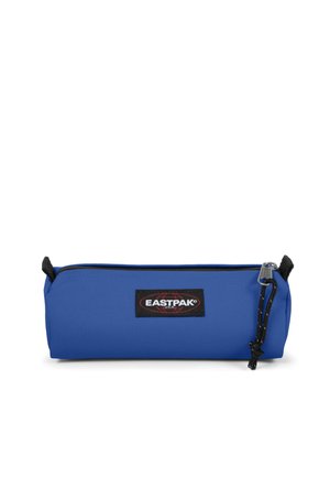 Trousse cylindrique bleue avec fermeture éclair noire et écusson logo Eastpak noir sur le devant.