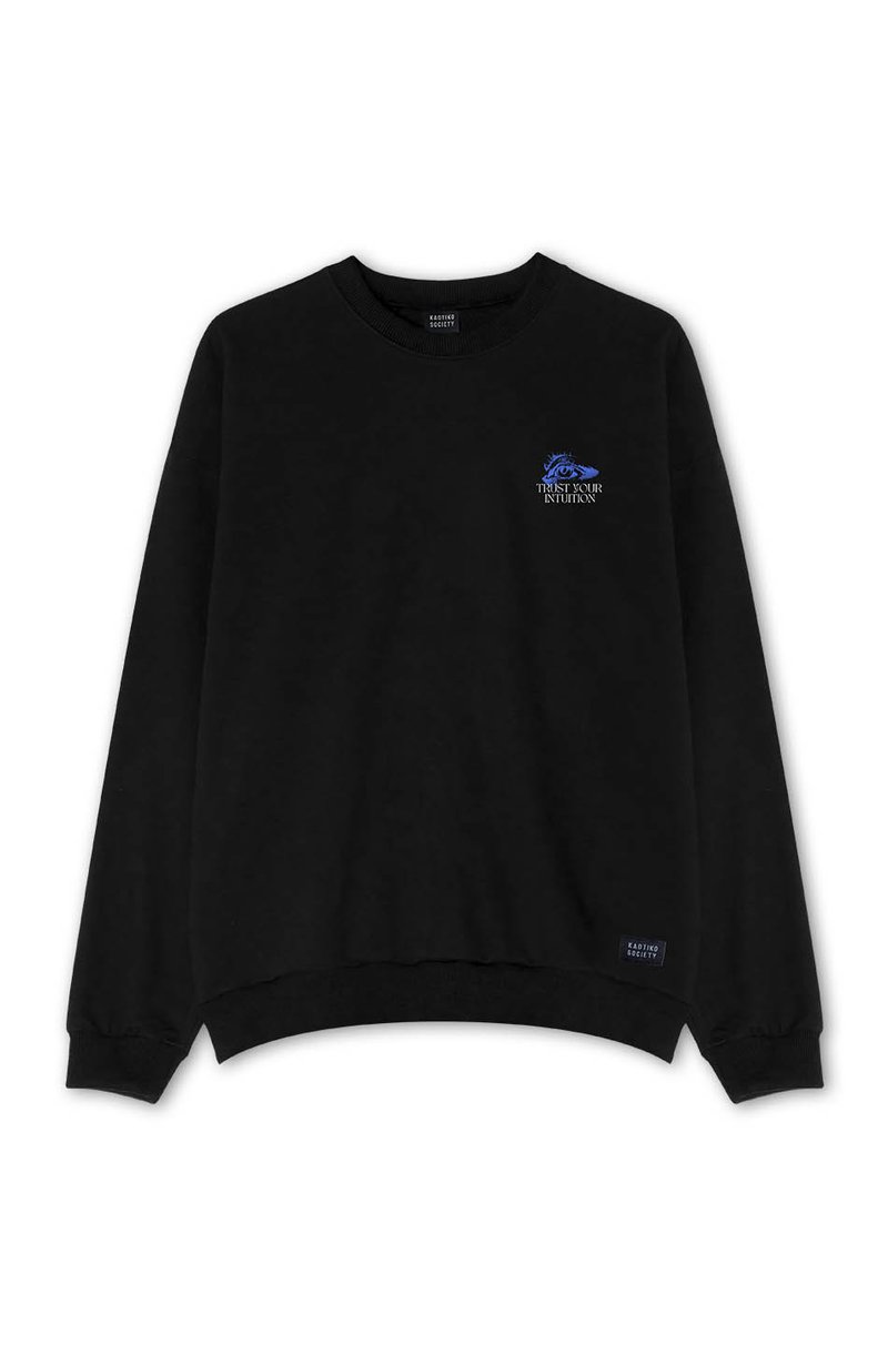Schwarzer Sweatshirt mit rundem Halsauschnitt, gerippten Bündchen und Saum. Auf der Brust befindet sich ein blauer gestickter Aufnäher in Form eines Auges sowie der Text "VERTRAUE DEINER INTUITION".