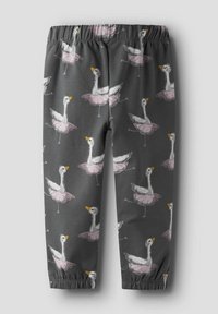 Tamno sivi dječji hlače s elastikom u struku i na rubovima, ukrašene bijelim labudovima koji nose ružičaste tutu suknje u raznim pozama.