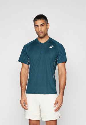 Korte mouwen teal sportpoloshirt met een gestructureerd patroon, drieknops sluiting en reflecterende accenten. Witte logo op de borst.