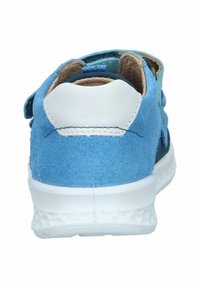 Blaue Wildledersneaker mit einer weißen Lederfersenblende, gepolstertem Kragen und flexibler weißer Gummisohle. Verstellbarer Riemen für den perfekten Sitz.