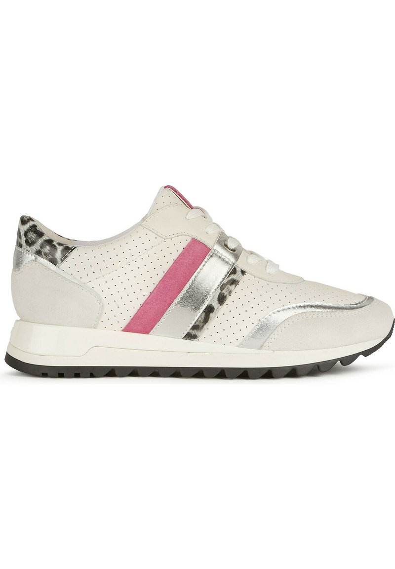 Witte geperforeerde sneaker met roze en zilveren strepen, dierenprintaccenten, slank ontwerp, rubberen zool en tonale details.