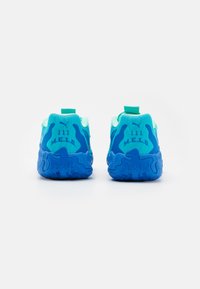 Puma MB.03 LO TEAM - Zapatillas de baloncesto - hyperlink blue/bright aqua/electric peppermint