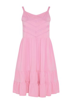 Lyserød ærmeløs kjole med spaghetti-stropper, blonder i chevronmønster på overdelen og en rynket, lagdelt nederdel, der ender lige over knæet.