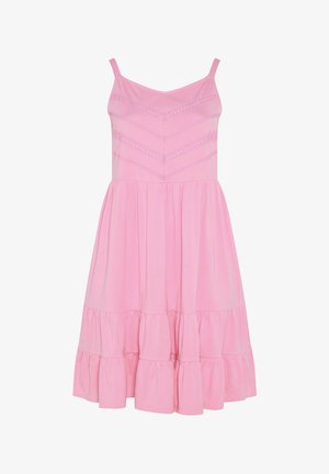 Vestido rosa sin mangas con tirantes finos, detalles de encaje en forma de chevron en el corpiño y falda de volantes recogida que termina por encima de la rodilla.