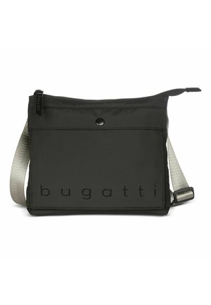 Zwarte rechthoekige crossbodytas met voorvak met drukknoop, grijze verstelbare band, ritssluiting aan de bovenkant en het "bugatti"-logo aan de voorkant.