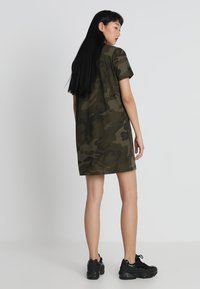 Urban Classics LADIES CAMO TEE DRESS - Sukienka z dżerseju