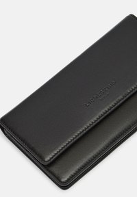 Czarny skórzany portfel o gładkiej fakturze, z klapą na zgięciu i tłoczonym logo. Minimalistyczny design bez widocznych elementów metalowych.