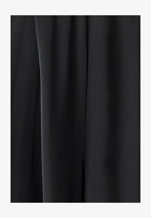 Schwarzer Stoff mit dezenten vertikalen Falten und glatter Textur, gleichmäßig hängend ohne Falten oder Muster.