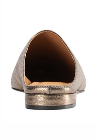 Metallische bronzen instap ballerina's met een getextureerde buitenkant, open achterkant, ronde neus en een lage, zwarte zool. Het interieur heeft een gladde tan voering.