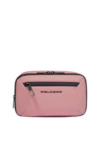 Bolsa rosa con cremallera, textura suave y mate. Presenta una cremallera negra y un logotipo negro. Forma rectangular con esquinas anguladas y diseño minimalista.