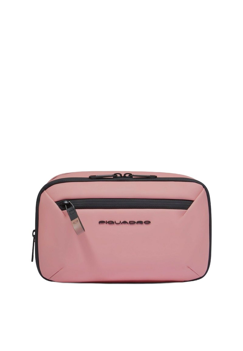 Bolsa rosa con cremallera, textura suave y mate. Presenta una cremallera negra y un logotipo negro. Forma rectangular con esquinas anguladas y diseño minimalista.