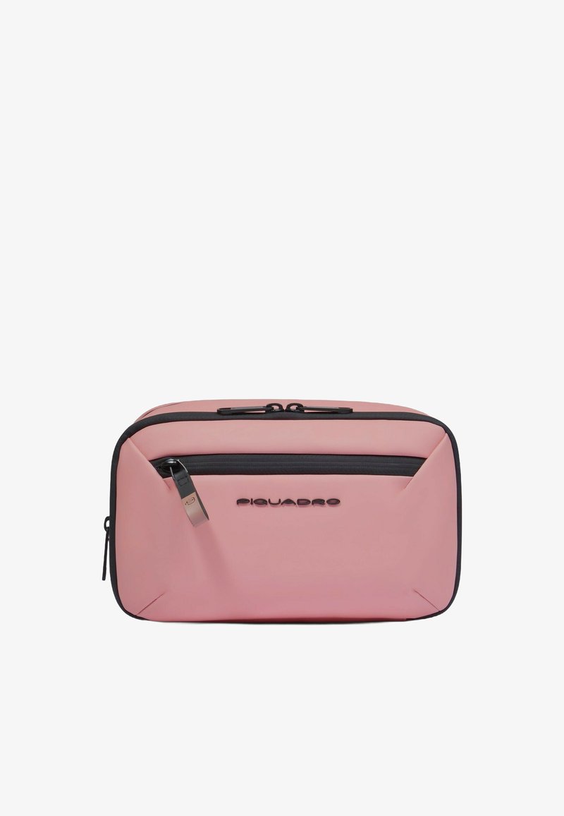 Bolsa rosa con cremallera, textura suave y mate. Presenta una cremallera negra y un logotipo negro. Forma rectangular con esquinas anguladas y diseño minimalista.