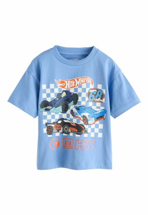 Niebieska koszulka z krótkim rękawem z logo Hot Wheels, trzy stylizowane samochody wyścigowe, tło z szachownicą i numer "68" w kolorze pomarańczowym i niebieskim.