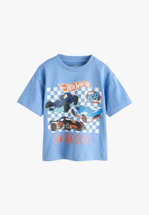 Blå kortærmet skjorte med Hot Wheels-logo, tre stiliserede racerbiler, ternet flagbaggrund og nummer "68" i orange og blå.
