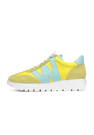 Baskets avec une tige jaune et bleu clair, en matériaux suede et cuir, présentant une semelle intermédiaire blanche et des accents texturés sur les côtés.