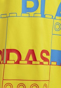 adidas Sportswear X CLASSIC LEGO - T-shirt med print - yellow   bright blue