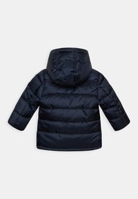 Chaqueta acolchada de color azul marino con capucha, que presenta secciones acolchadas y una textura suave y brillante. Sin cierres ni bolsillos visibles.