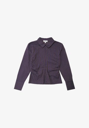 Chemise à manches longues rayée bleu marine et bordeaux, avec un col classique, un détail cintré à la taille et des poignets boutonnés.