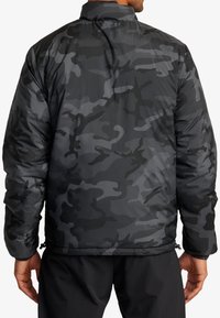Herre padded jakke i sort camouflagemønster med en ståkrave, elastiske manchetter og justerbar bund for en tætsiddende pasform.