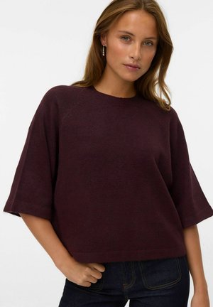 Pull en tricot bordeaux avec un col rond, des manches courtes et une coupe décontractée. Présente une texture douce et des détails de bordure subtils.