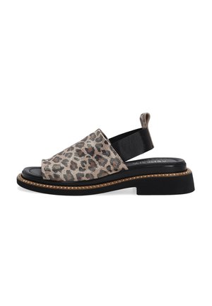 Sandal s leopardím potiskem, s plochou černou podrážkou, horní část z texturované látky a kontrastní zlaté lemování podél okraje podrážky.