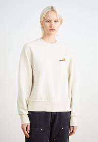 Cremefarvet sweatshirt med ribbet halsudskæring og manchetter. Har et broderet logo i gult og marsala på brystet.