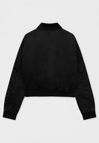 Chaqueta bomber corta negra con una textura suave, cuello acanalado y puños elásticos. Presenta mangas fruncidas y un dobladillo ajustado.