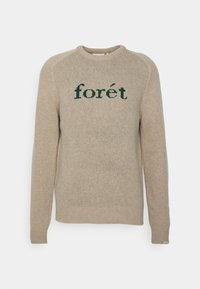 Beżowy sweter z dzianiny z zielonym napisem "forét". Posiada prążkowany okrągły dekolt i mankiety. Wykonany z miękkiego, teksturowanego materiału o dopasowanym kroju.