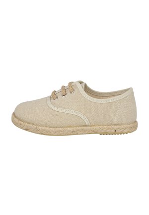 Zapato beige de lona con cordones, suela de yute trenzada y puntera redonda, mostrado desde el lado interior sobre un fondo blanco.