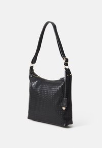 Bolso de hombro de cuero trenzado negro con un acabado suave, acentos de hardware en tono dorado y correa ajustable para mayor versatilidad.