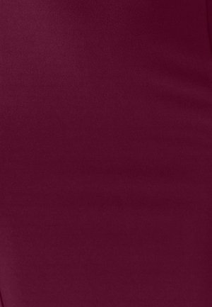Tessuto color bordeaux con una texture liscia, caratterizzato da un colore uniforme e una leggera lucentezza, senza motivi visibili o dettagli aggiuntivi.