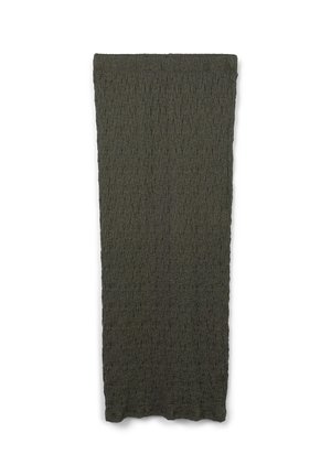 Tessuto verde scuro, con una trama testurizzata e un motivo a pieghe, di forma rettangolare e finitura morbida, adatto per uno styling versatile.