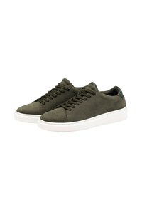 Baskets en suède vert olive avec semelle en caoutchouc blanche, design classique à lacets, embout arrondi et accents contrastants vert foncé au niveau du talon.