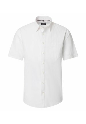 Biała koszula z krótkim rękawem na guziki, z kołnierzykiem i lewą kieszenią na piersi, na jednolitym białym tle.